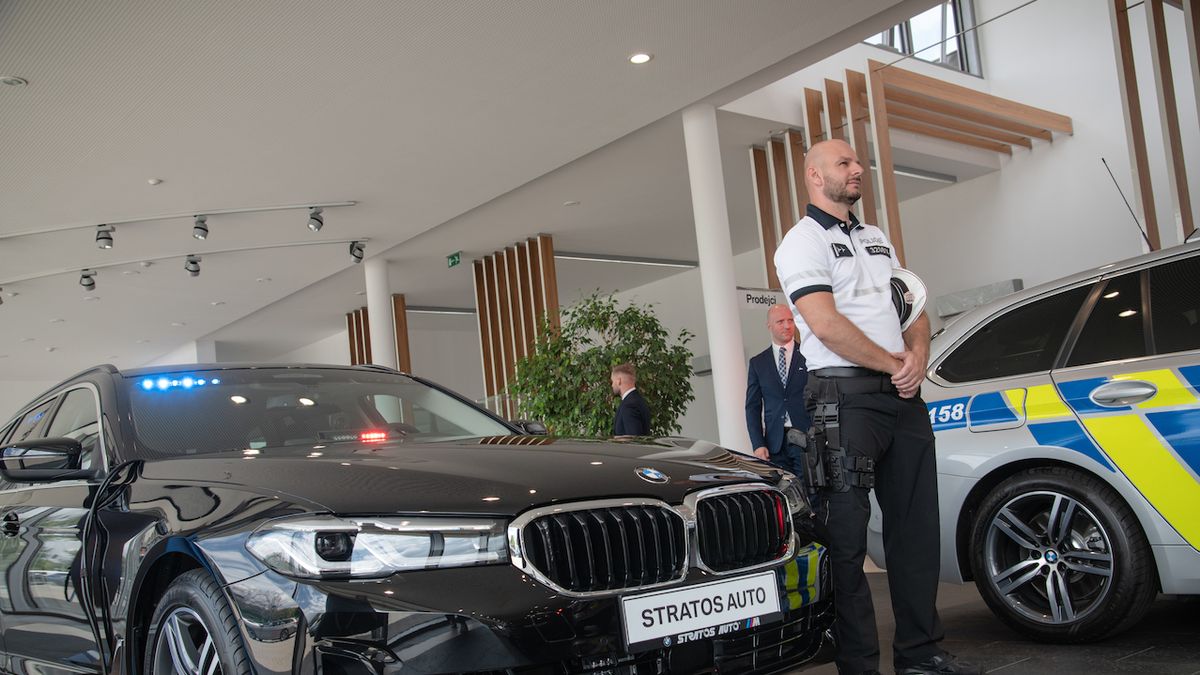 Nová policejní BMW zatím nemohou měřit rychlost, čeká se na certifikát